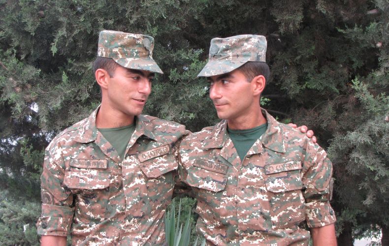 Երկվորյակ եղբայրները բացահայտում են զինվորական ծառայության առանձնահատկությունները