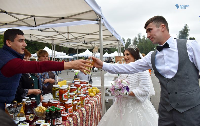 Newly married couple made the first purchases in the trade fair, organized on Agricultural Worker Day in Stepanakert
