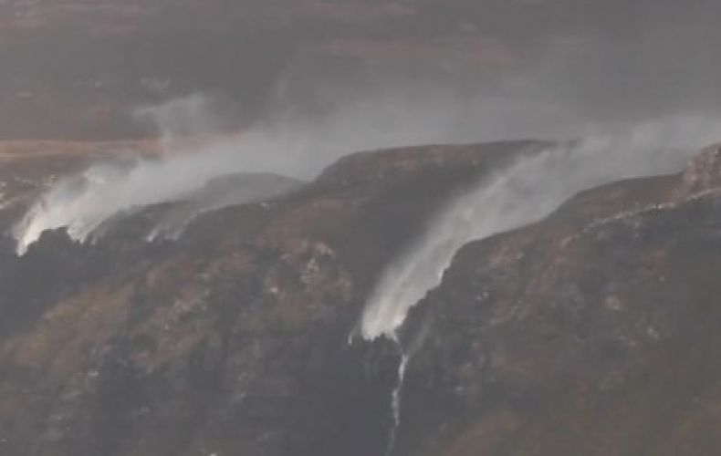 В Шотландии шторм «повернул вспять» водопад

