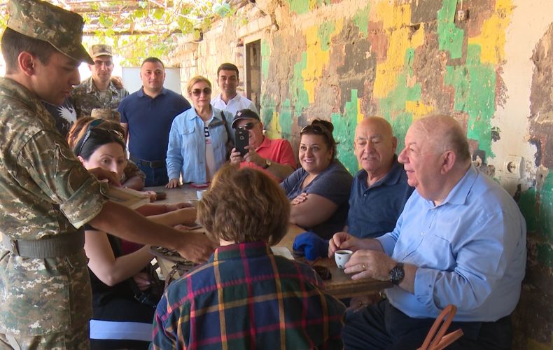 «Թուֆենկյան» բարեգործական հիմնադրամի նվիրատուները և «Հայ գյուղ» ՀԿ անդամներն այցելել են մարտական դիրքեր