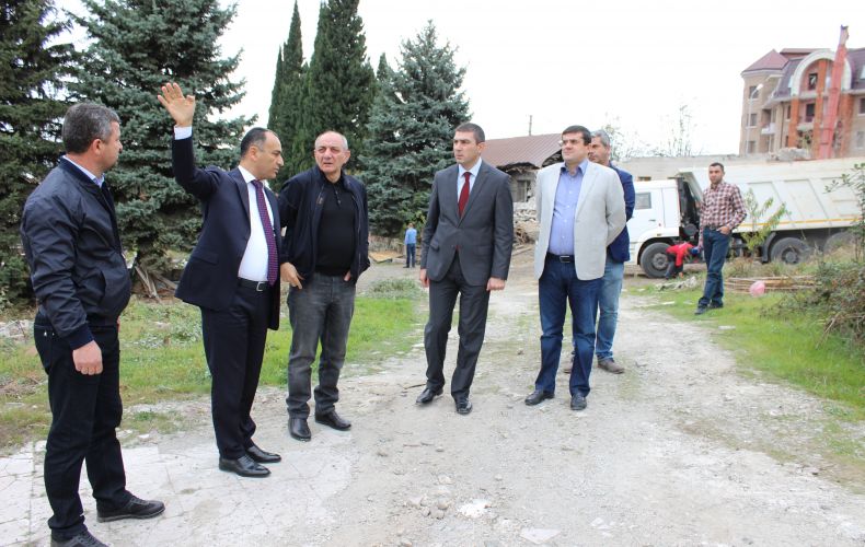 Бако Саакян посетил строительную площадку возводимого на улице Туманяна г. Степанакерта нового жилого квартала