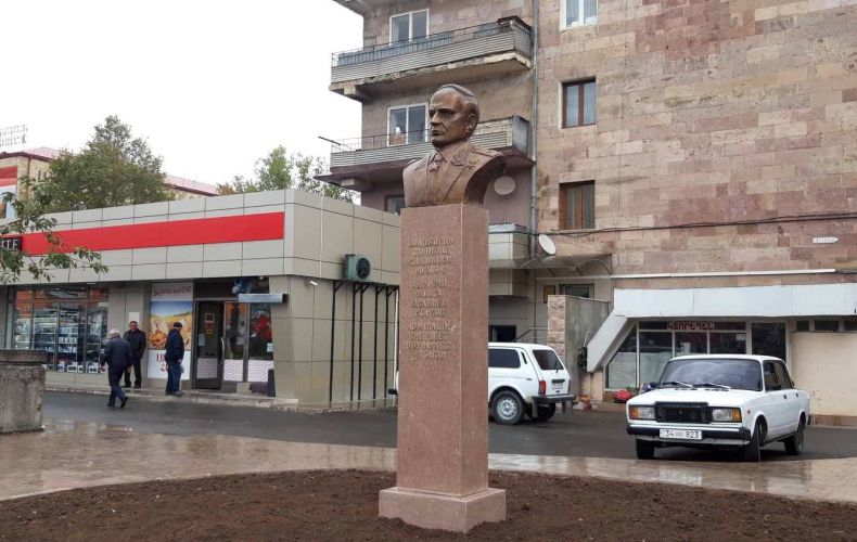 Ադմիրալ Իսակովի  կիսանդրին  տեղադրվել  է   նրա  անունը  կրող   փողոցում