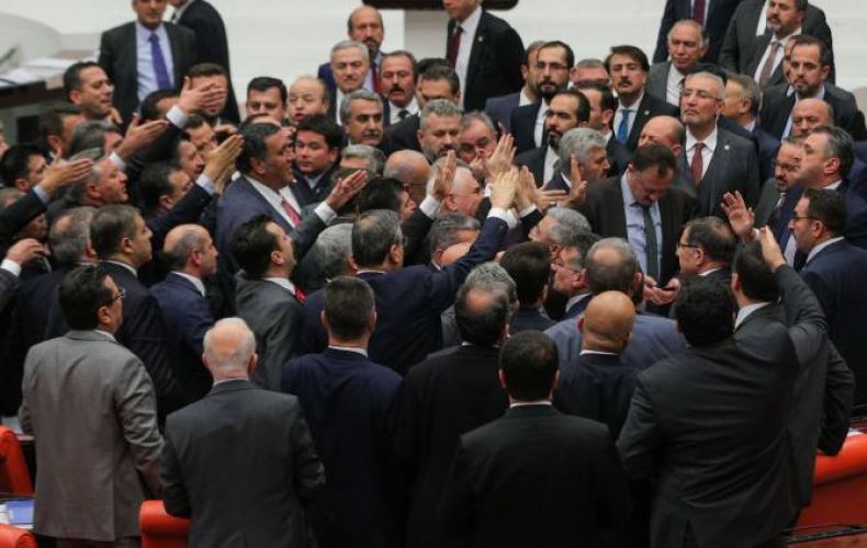 Թուրքիայի խորհրդարանում պատգամավորները վիճել և քաշքշել են միմյանց

