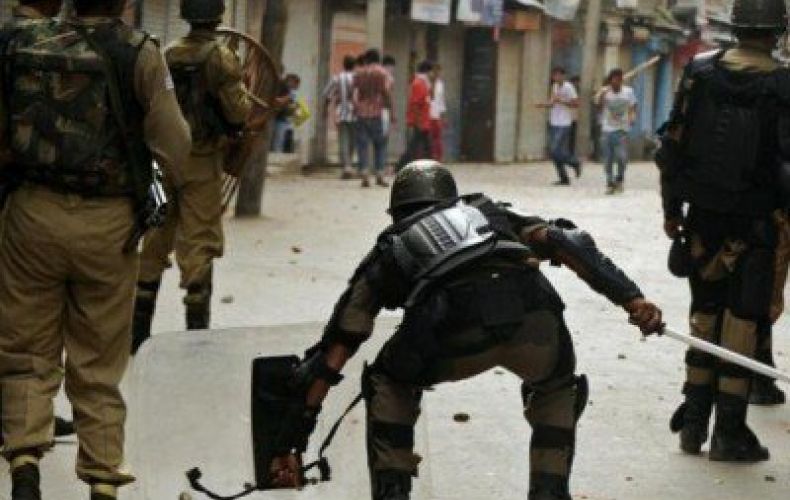 India armed forces isolate Kashmir to prevent protests