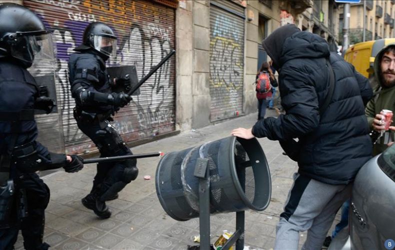 В ходе беспорядков в Каталонии пострадали 77 человек
