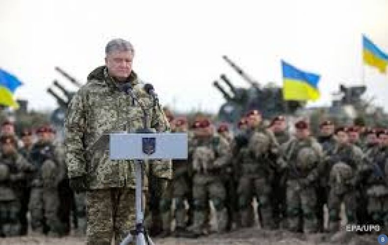 Порошенко объявил о прекращении военного положения на Украине

