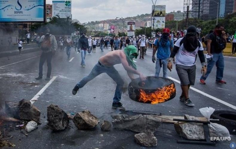 СМИ: Около 30 человек задержали в ходе протестов в Венесуэле
