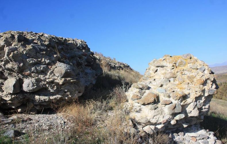 В Кашатагском районе обнаружена крепость 14-18 веков. Археолог