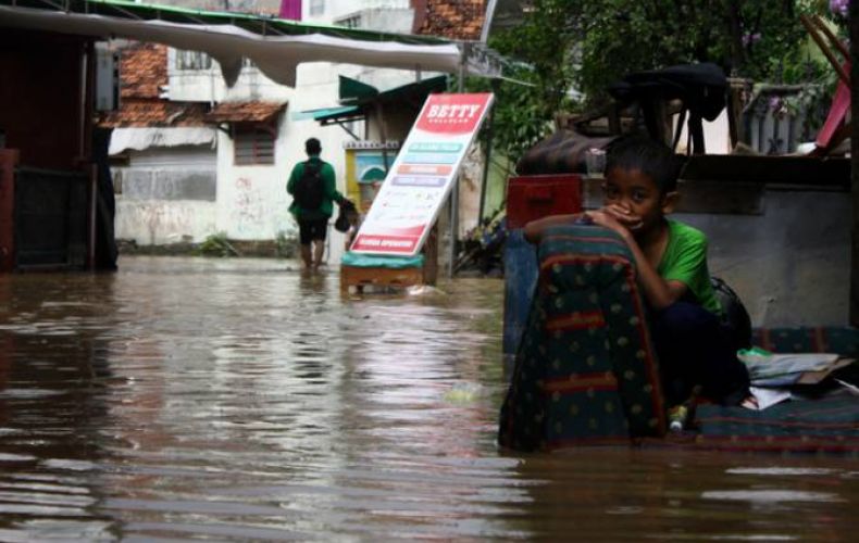В Индонезии растет число жертв наводнений и оползней
