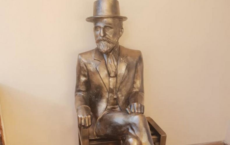Հովհաննես Թումանյանի թբիլիսյան տանը բացվել է բանաստեղծի արձանը
