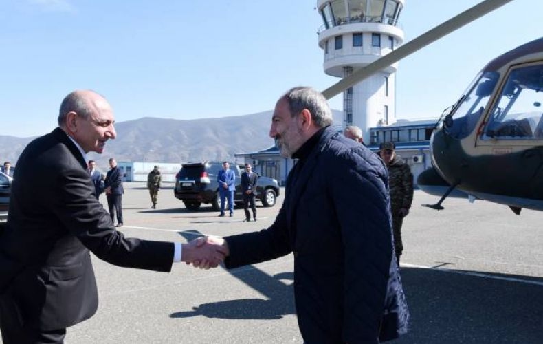Artsakh’s president welcomes visiting Armenian PM Pashinyan at Stepanakert Airport