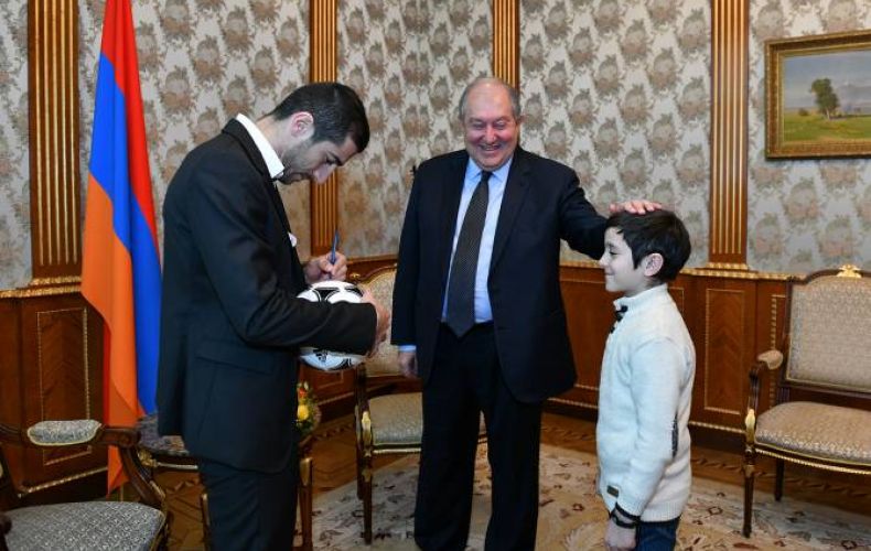 Մարդկանց երազանքները կարող են մեկ օրում կատարվել. նախագահ Արմեն Սարգսյանը գյումրեցի դպրոցականին ծանոթացրել է Հենրիխ Մխիթարյանի հետ

