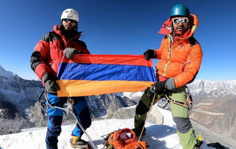 Հայ լեռնագնացն Այլենդ Պիկ լեռան գագաթին ծածանել է հայկական դրոշը
