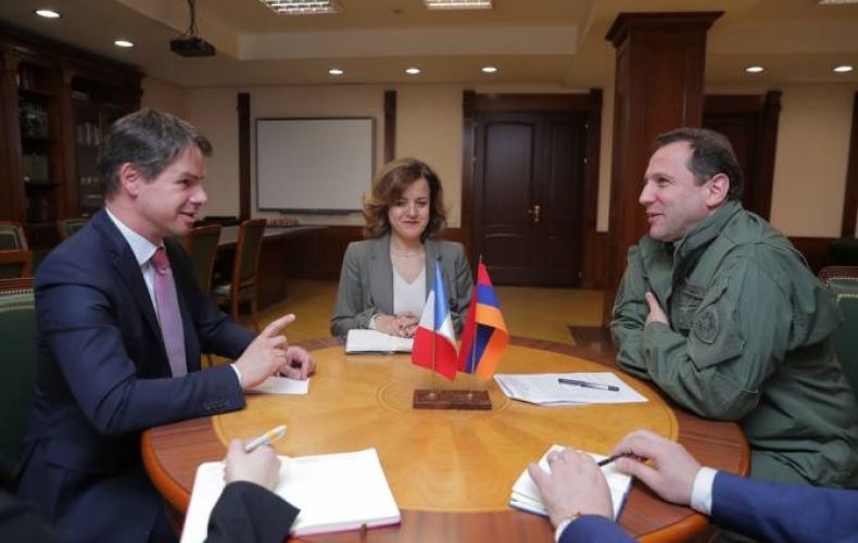 Defense minister Tonoyan holds meeting with French Ambassador