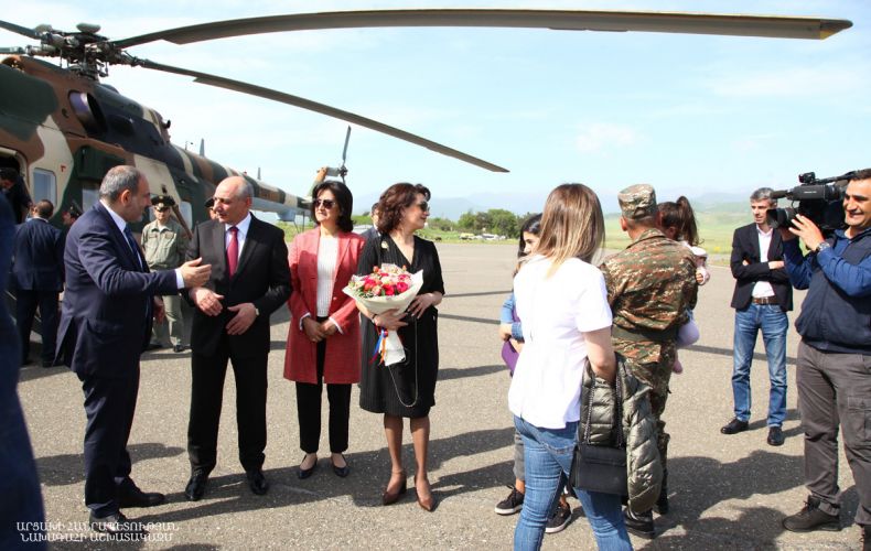 Bako Sahakyan meets Nikol Pashinyan and his wife at Stepanakert airport