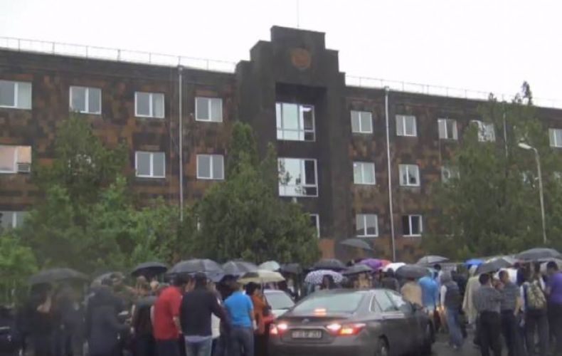 People block Armenia courts’ entrances and exits, upon PM Pashinyan’s call