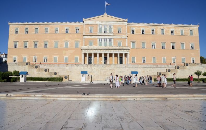 Վանդալները կարմիր ներկ են շպրտել Հունաստանի խորհրդարանի վրա
