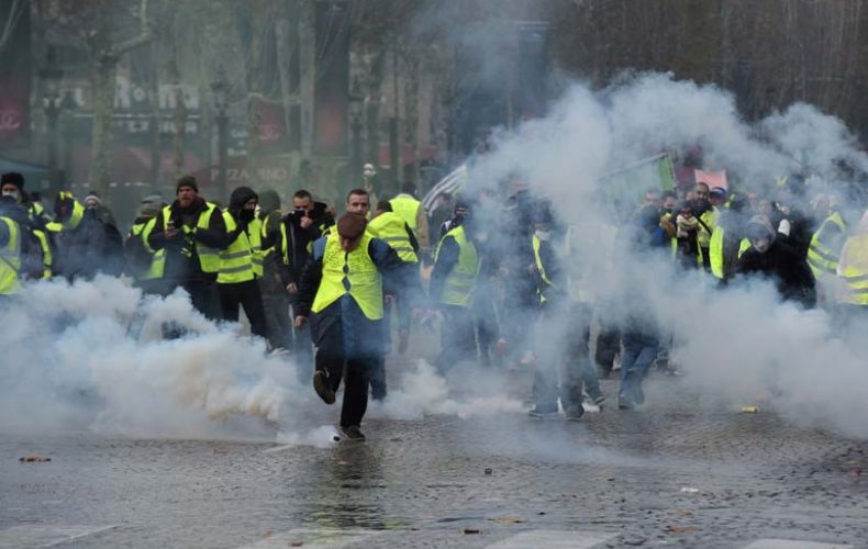 Փարիզում ոստիկանությունն արցունքաբեր գազ է կիրառել «դեղին բաճկոնների» դեմ
