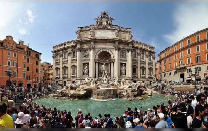 В Риме туристам запретили гулять с голым торсом и вешать 