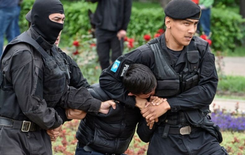 Полиция задержала порядка 700 человек за участие в незаконных акциях в Казахстане