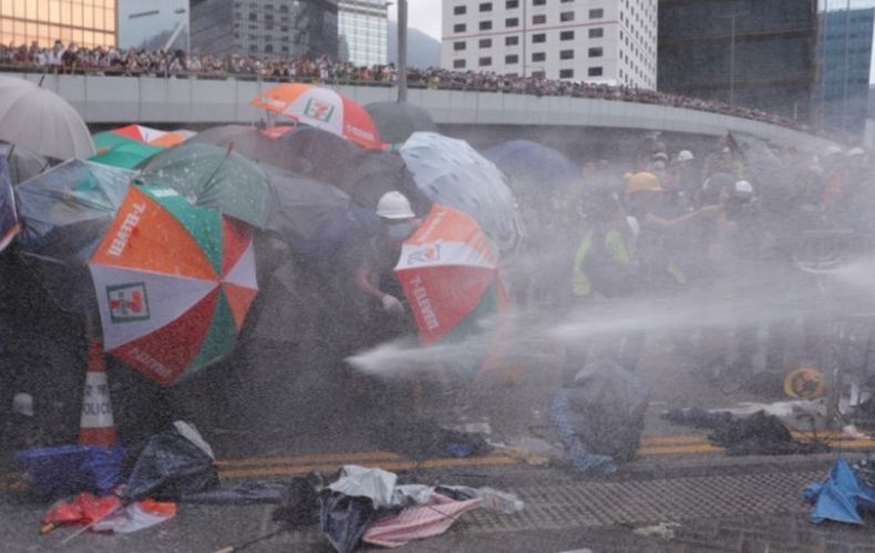 СМИ: полиция применила слезоточивый газ против демонстрантов в Гонконге

 
