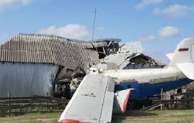 Легкомоторный самолет упал на частный дом в Чечне, есть пострадавшие

