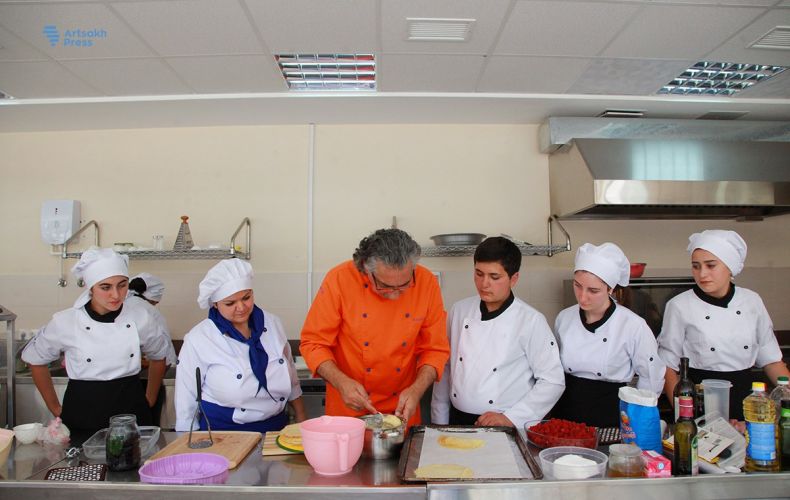 Французский повар армянского происхождения проводит мастер-классы в Шушинском профессиональном училище им. Езника Мозяна
