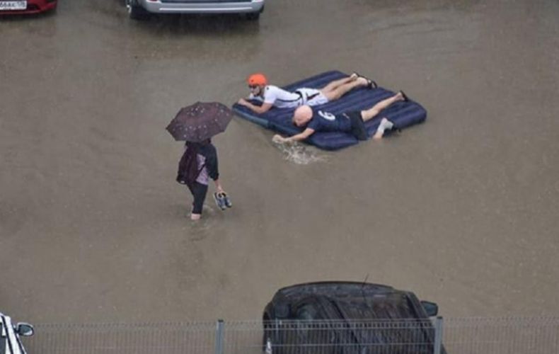 
В Краснодаре затопило 29 улиц из-за ливня