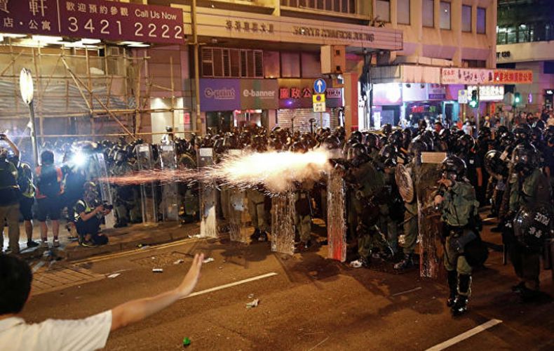 Полиция Гонконга применила слезоточивый газ и резиновые пули против демонстрантов