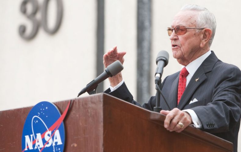 Умер первый руководитель полетов космических миссий НАСА