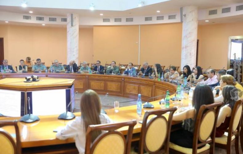 ՀՀ պաշտպանության նախարարն ընդունել է սփյուռքահայ երիտասարդներին
