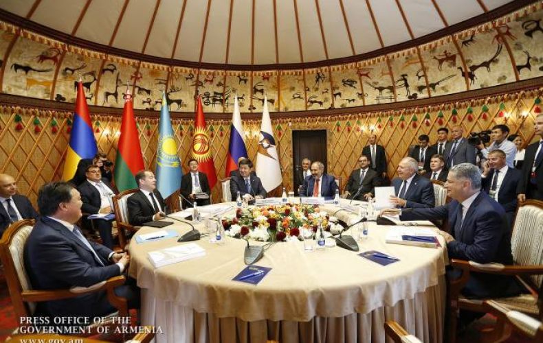 Armenian PM delivers opening remarks at EEU session, highlights creation of single financial market
