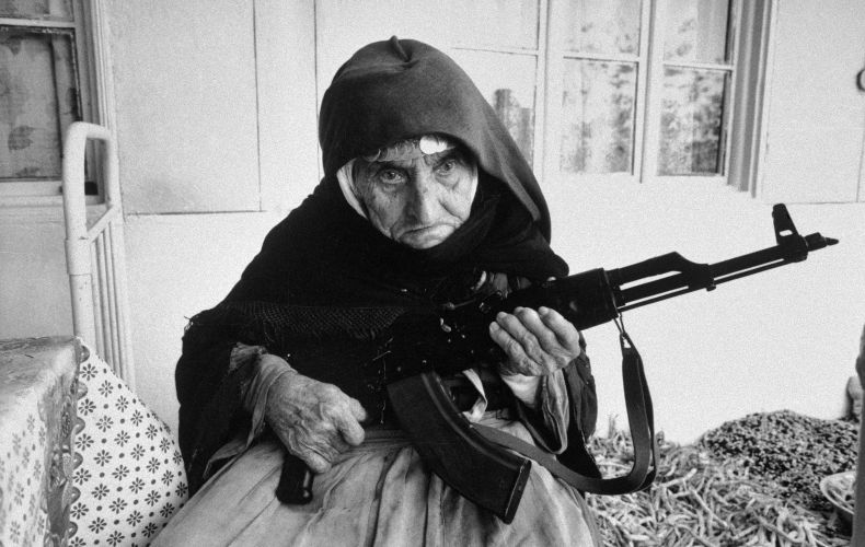 Մարգարիտա Սիմոնյանը զենքը ձեռքին հայ տատիկի լուսանկար է հրապարակել և նշել, որ «հենց այսպիսի տեսք կունենա ծեր ժամանակ»
