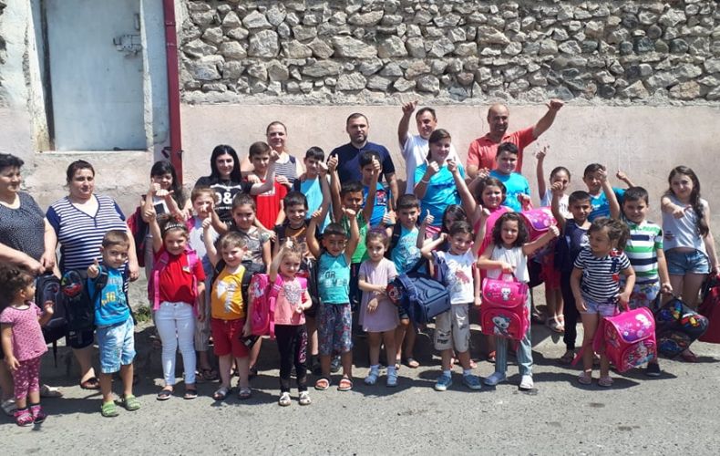 Կարեն Սարգսյանը պայուսակներ և գրենական պիտույքներ է նվիրաբերել  մայրաքաղաքի որոշ փողոցների դպրոցականների