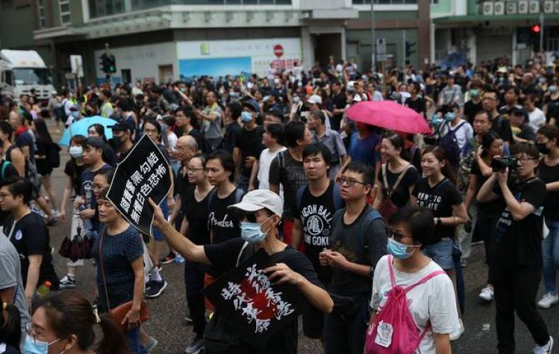 СМИ: сотни школьников вышли на акцию протеста в центре Гонконга
