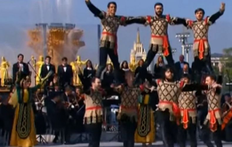 Древний армянский танец «Берд» в День Москвы показали Путину