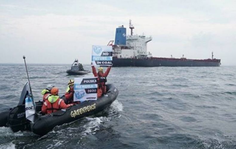 В порту Гданьска активисты Greenpeace заблокировали судно с углем