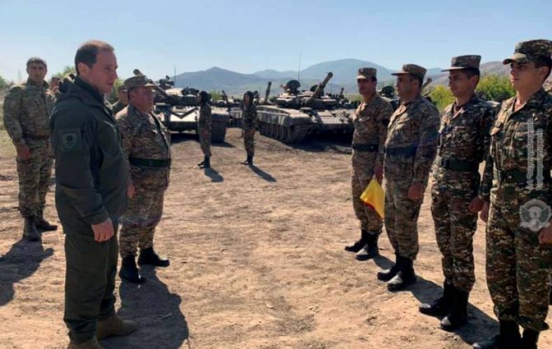 Defense minister visits military bases of 1st Military Unit