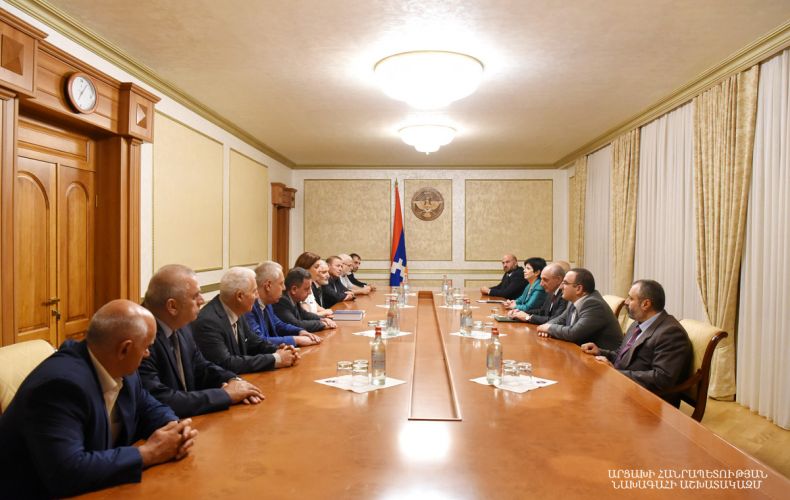 Bako Sahakyan meets with delegation of Armenian Union of Russia
