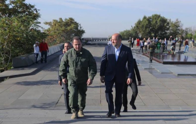 Министр обороны Армении и губернатор Архангельской области возложили цветы на могиле Неизвестного солдата