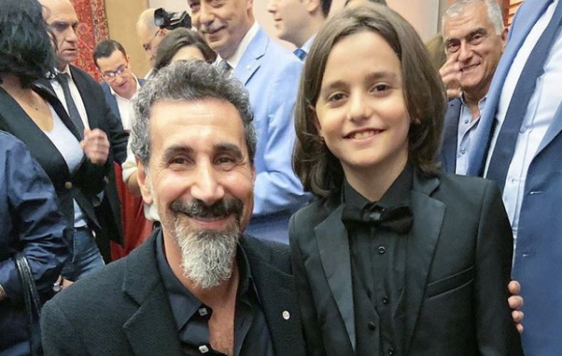 Музыкальная импровизация: Серж Танкян спел вместе с 10-летним Мишей из Арцаха