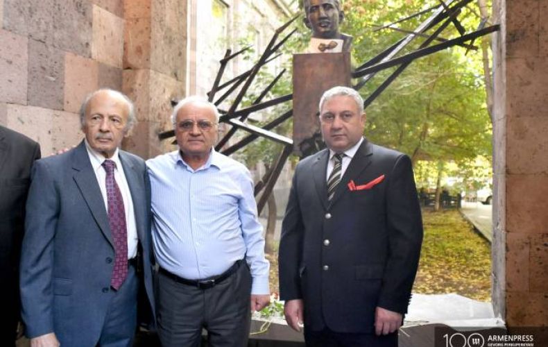 В Ереване установлен бюст Шаварша Крисяна