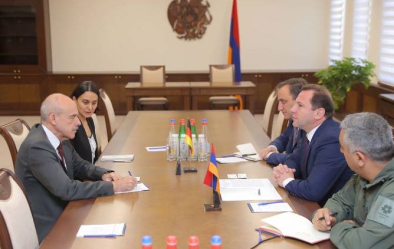 Министр обороны Армении принял посла Германии