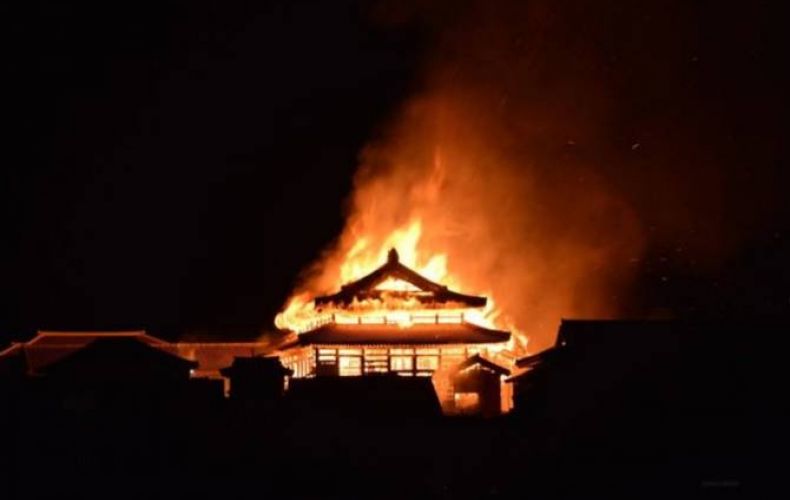 СМИ: древний замок на юге Японии практически полностью сгорел в результате пожара