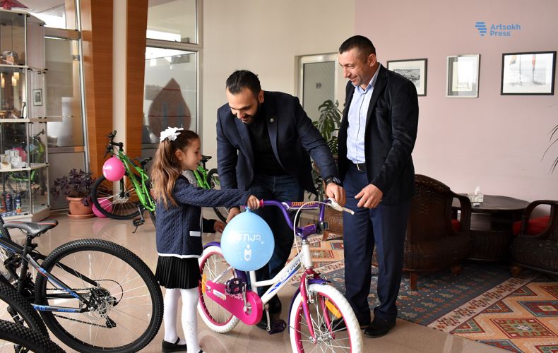 Արցախի սահմանամերձ համայնքների 15 փոքրիկներ հեծանիվներ են նվեր ստացել