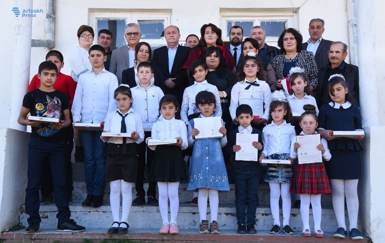 Компания «Карабах Телеком» предоставила планшеты школьникам некоторых общин Арцаха