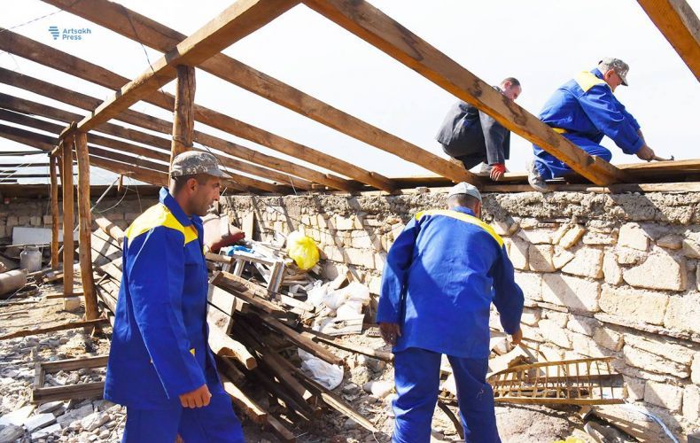 В Арцахе проведен ряд работ по ремонту крыш многоквартирных домов