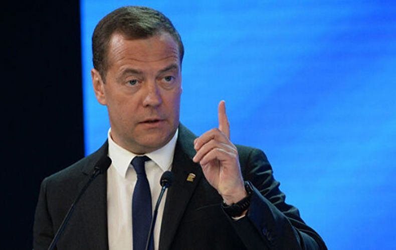 Медведев предложил тем, кто не привился от гриппа, вакцинироваться от Эболы