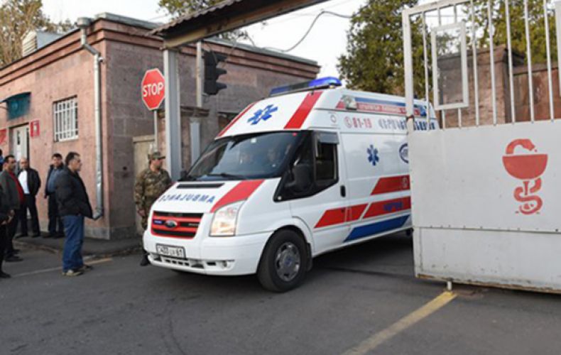 Ականի պայթյունից վիրավորված զինծառայողը տեղափոխվում է Երևան

