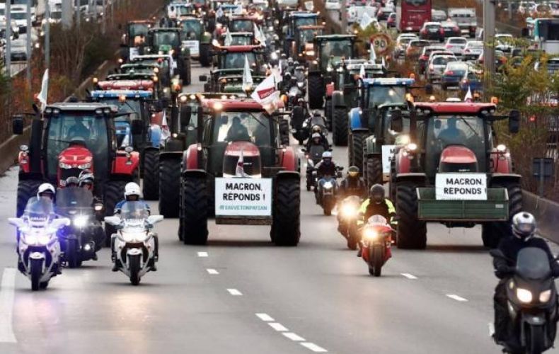 СМИ: во Франции фермеры на тракторах решили блокировать дороги, ведущие к Парижу